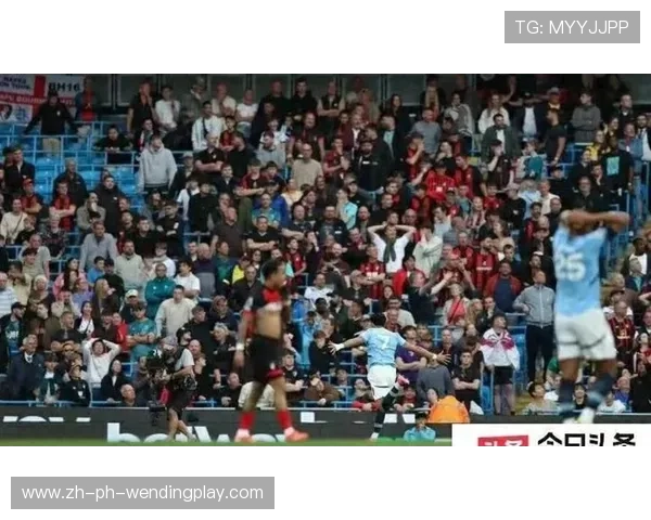 英超球员与球迷亲密拥抱瞬间盘点,展现足球魅力 英超球员与球迷亲密拥抱瞬间盘点,展现足球魅力